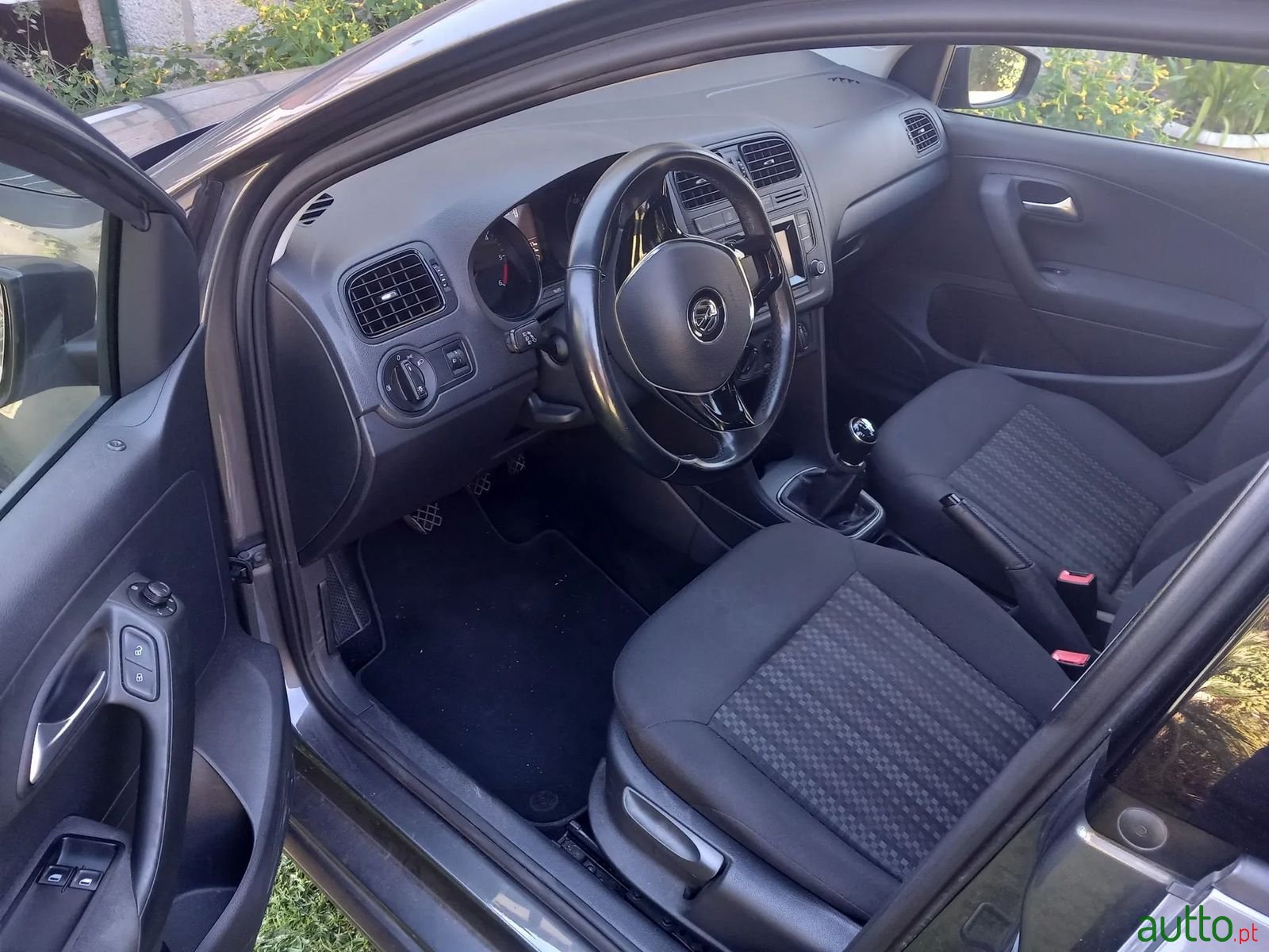 2015' Volkswagen Polo photo #5