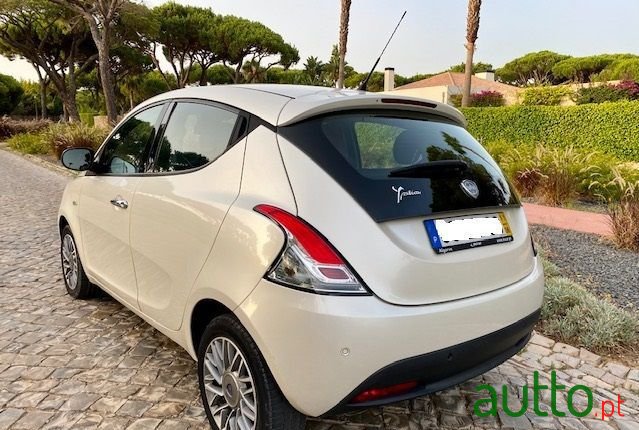 2011' Lancia Ypsilon photo #2