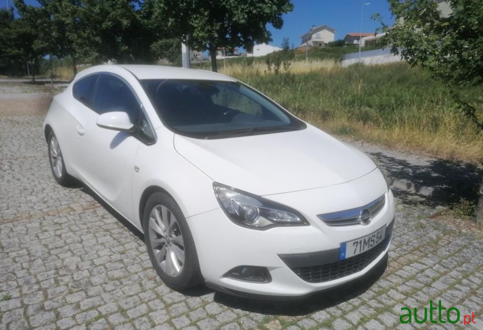 2011' Opel Astra Gtc photo #3