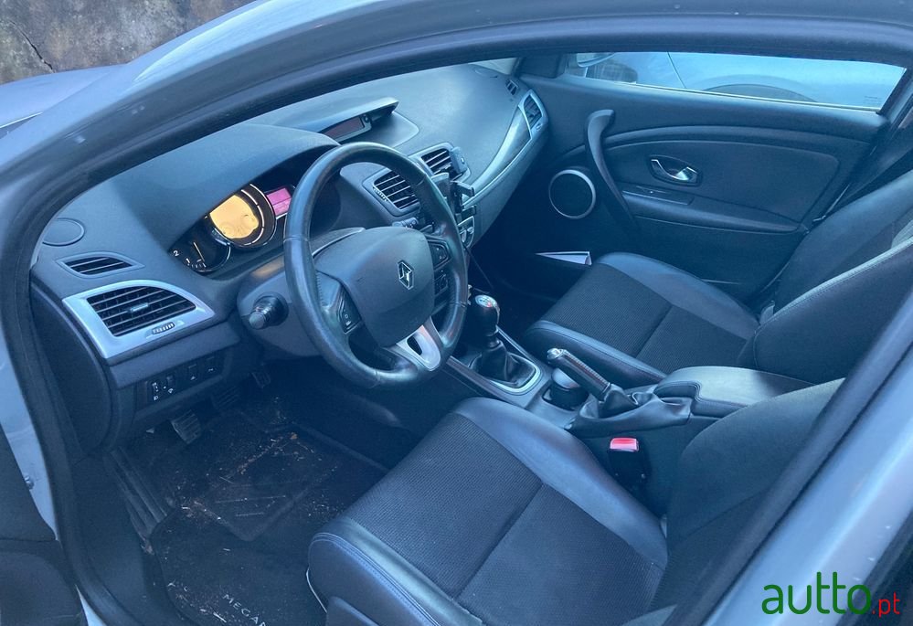 2010' Renault Megane Sport Tourer photo #5