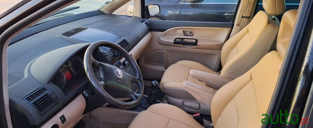 2002' Volkswagen Sharan photo #4