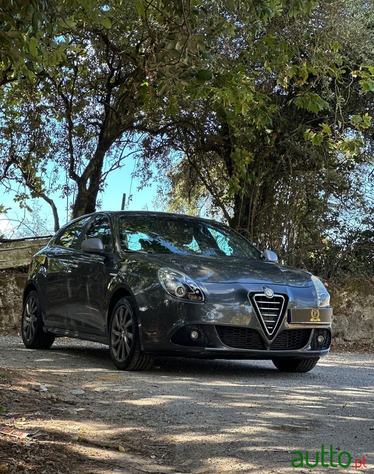 2013' Alfa Romeo Giulietta photo #1