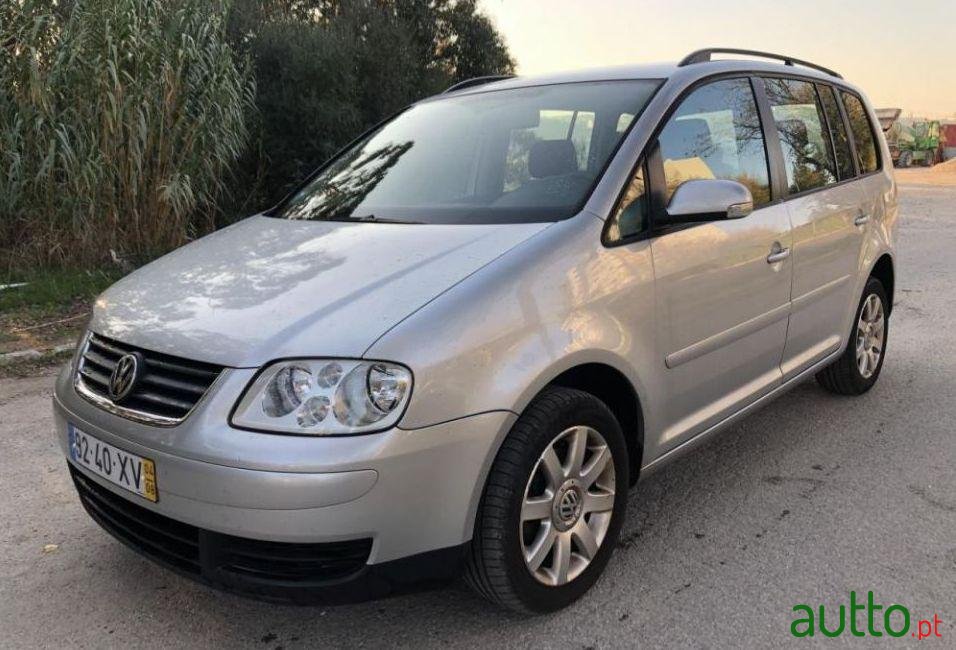 2004' Volkswagen Touran photo #2
