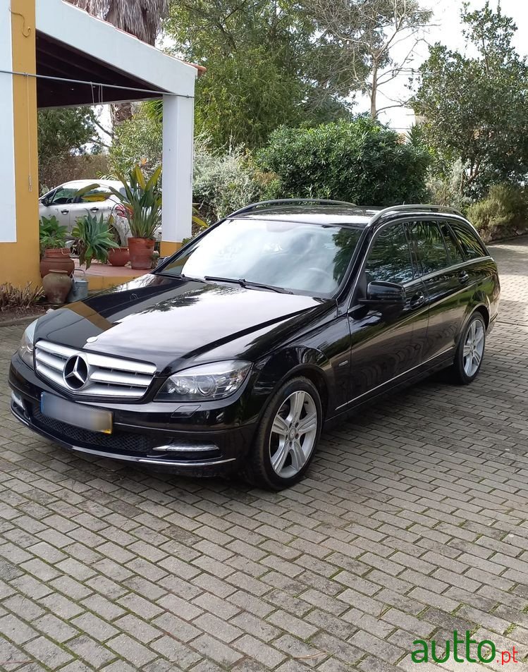 2010' Mercedes-Benz Classe C photo #2