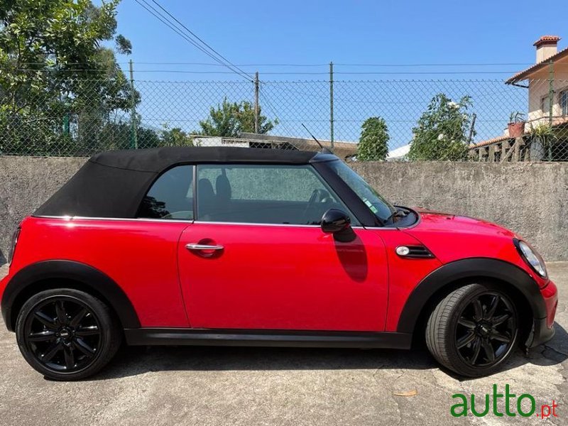 2011' MINI Cabrio photo #3