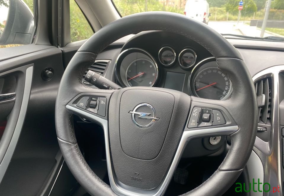 2011' Opel Astra Sports Tourer photo #6