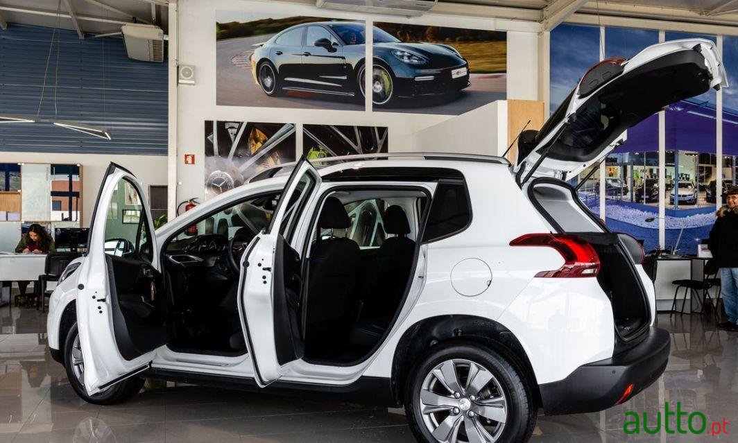 2019' Peugeot 2008 photo #3