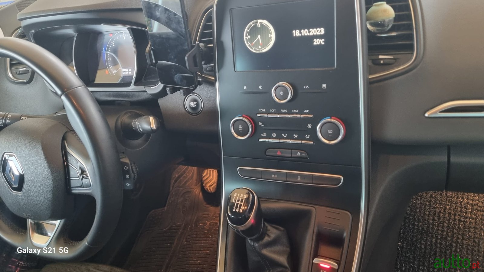 2020' Renault Scenic photo #1