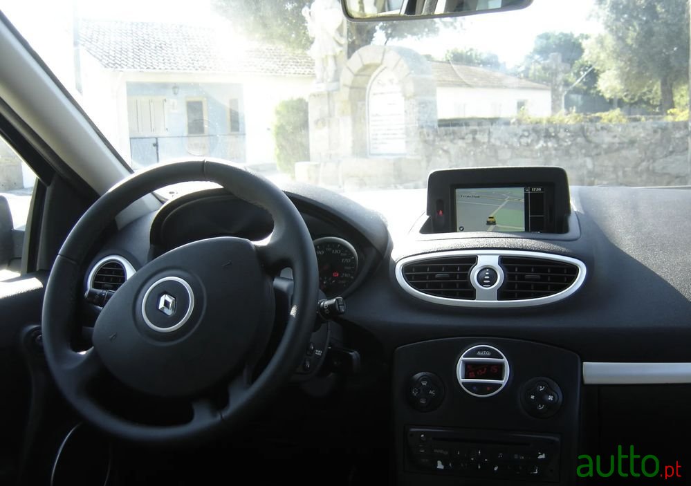 2011' Renault Clio photo #4
