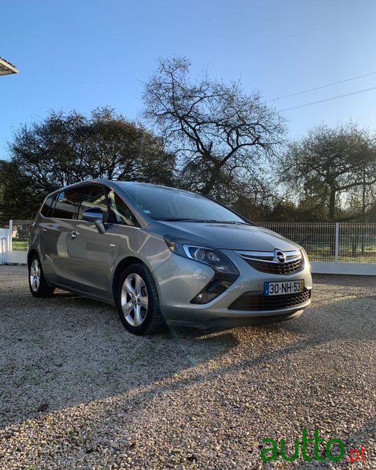 2012' Opel Zafira photo #1