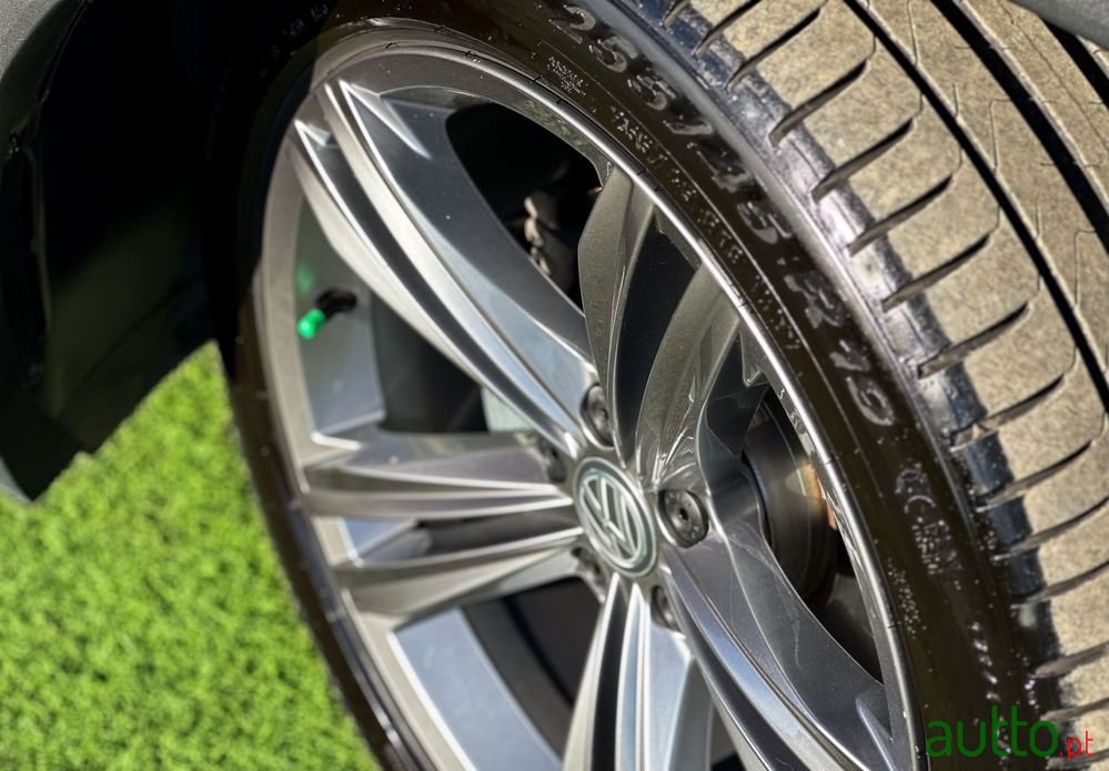 2019' Volkswagen Tiguan photo #3