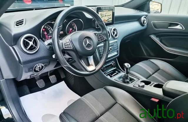 2018' Mercedes-Benz Classe A D Urban photo #6