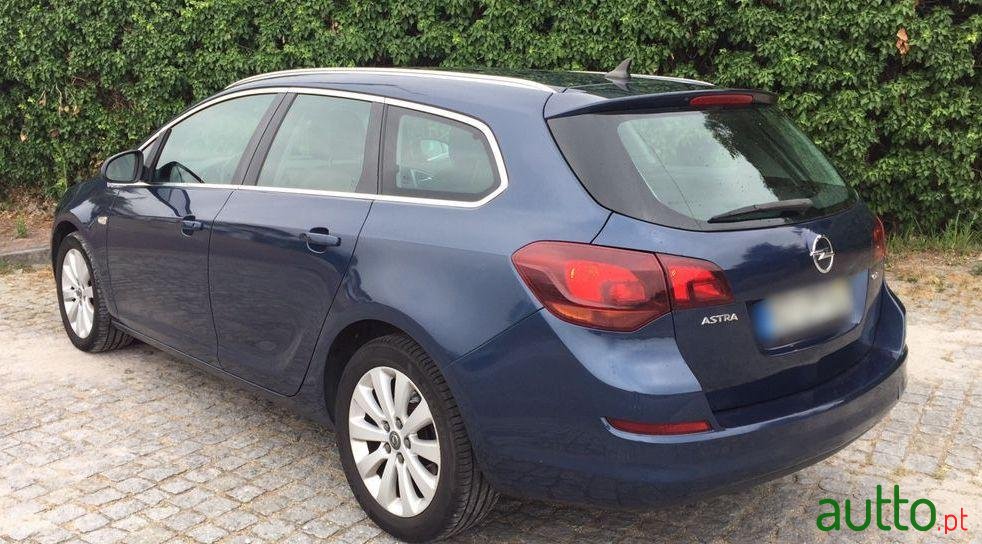 2011' Opel Astra Sports Tourer photo #2