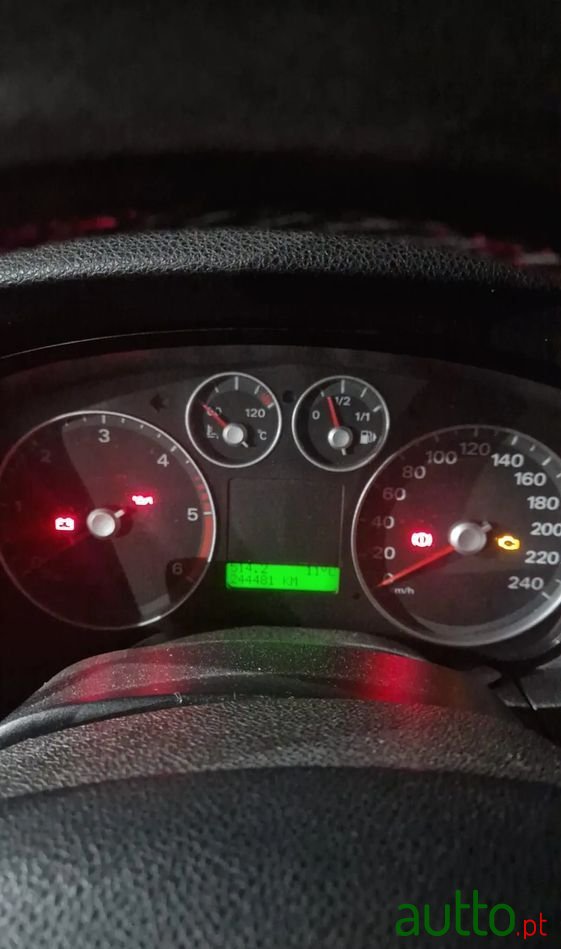 2005' Ford Focus Sw photo #2