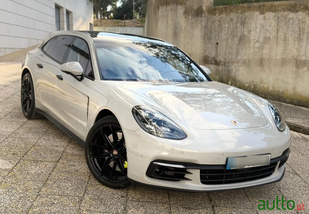 2018' Porsche Panamera Sport Turismo photo #2