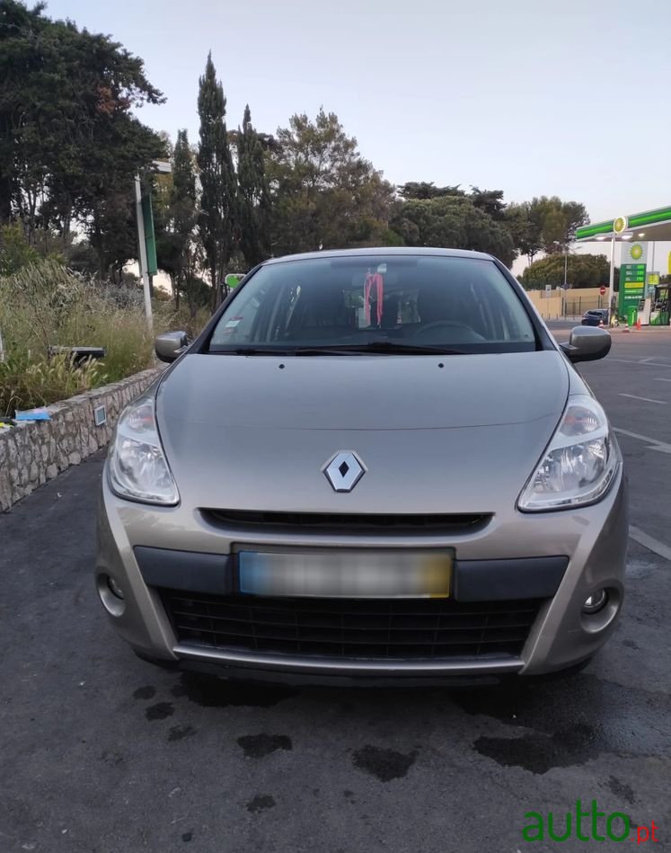 2010' Renault Clio photo #2