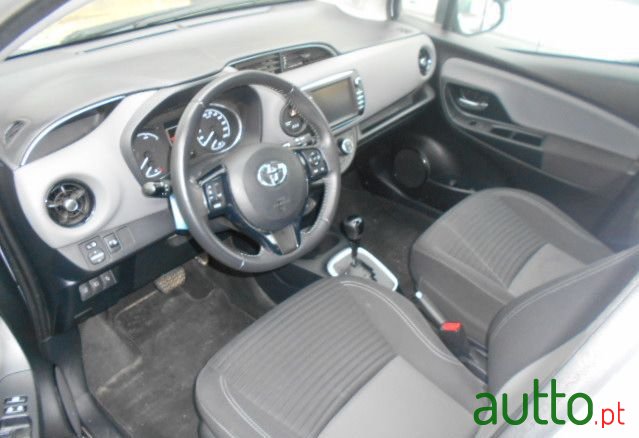 2017' Toyota Yaris photo #5