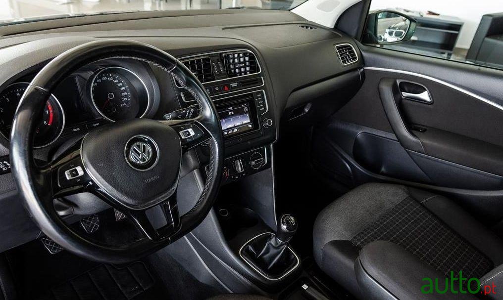 2017' Volkswagen Polo photo #2