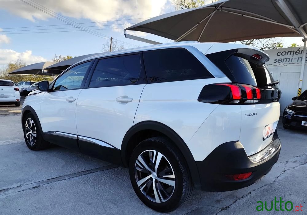 2022' Peugeot 5008 photo #5
