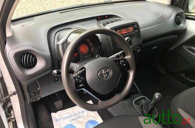 2015' Toyota Aygo 1.0 Xplay Ac Sport photo #2