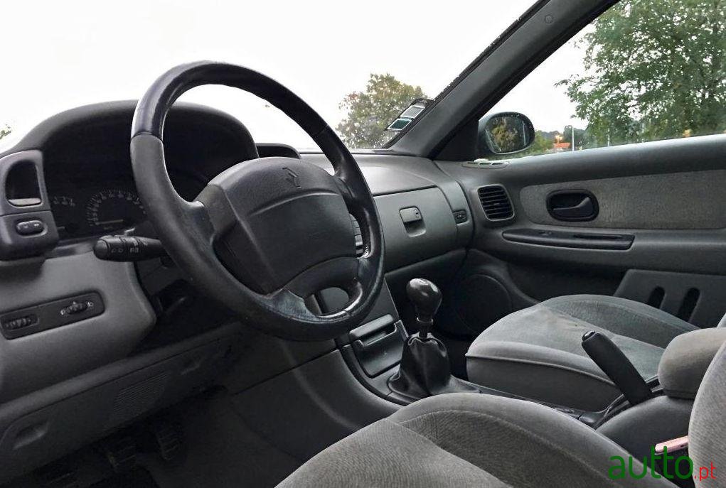 1999' Renault Laguna 1.9 dTi RXT photo #3