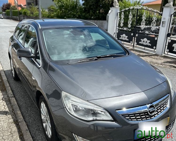 2012' Opel Astra Sports Tourer photo #2