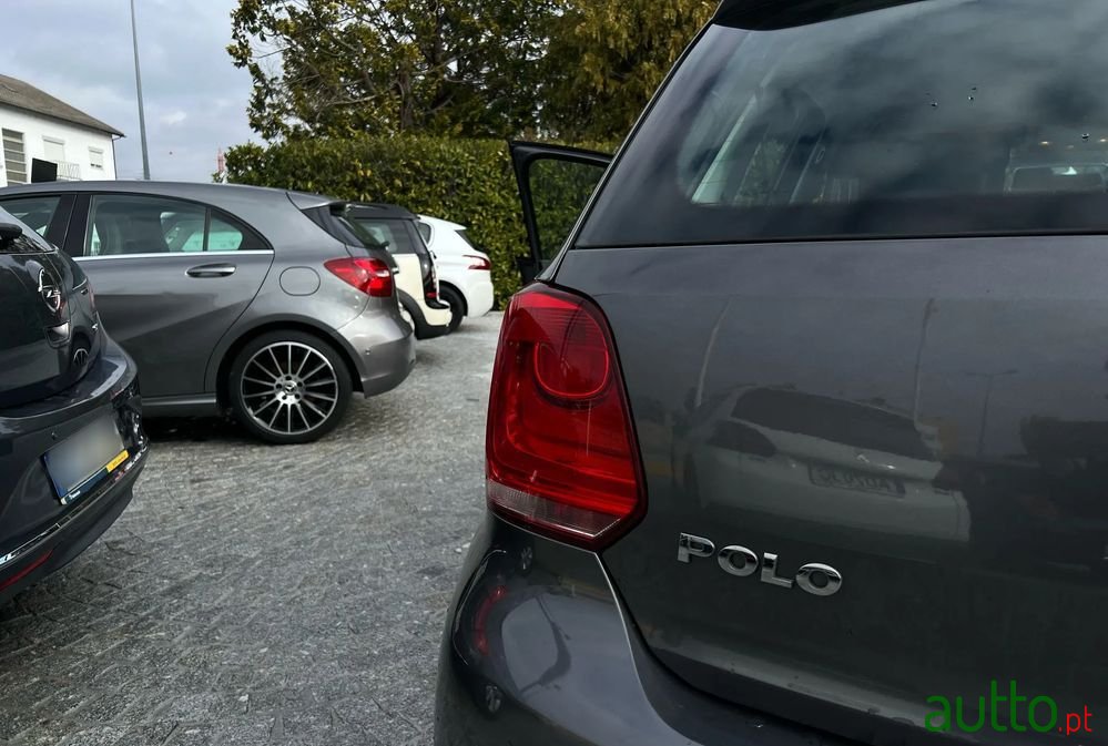 2010' Volkswagen Polo photo #4