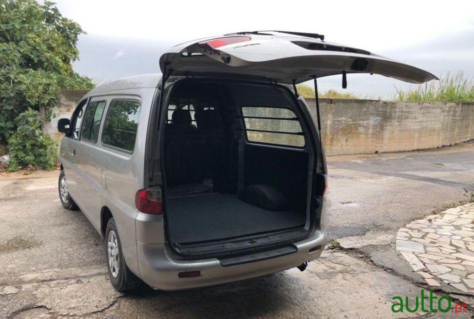 2004' Hyundai H-1 photo #1