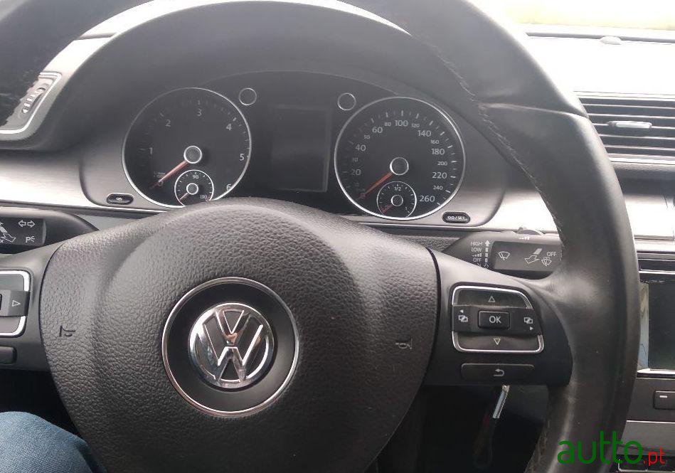 2011' Volkswagen Passat photo #1