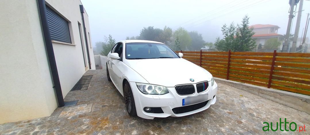 2011' BMW 320 photo #1