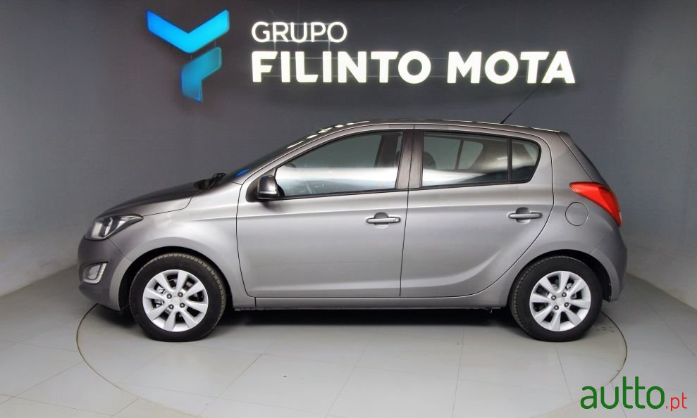 2014' Hyundai i20 1.1 Crdi Urban photo #5