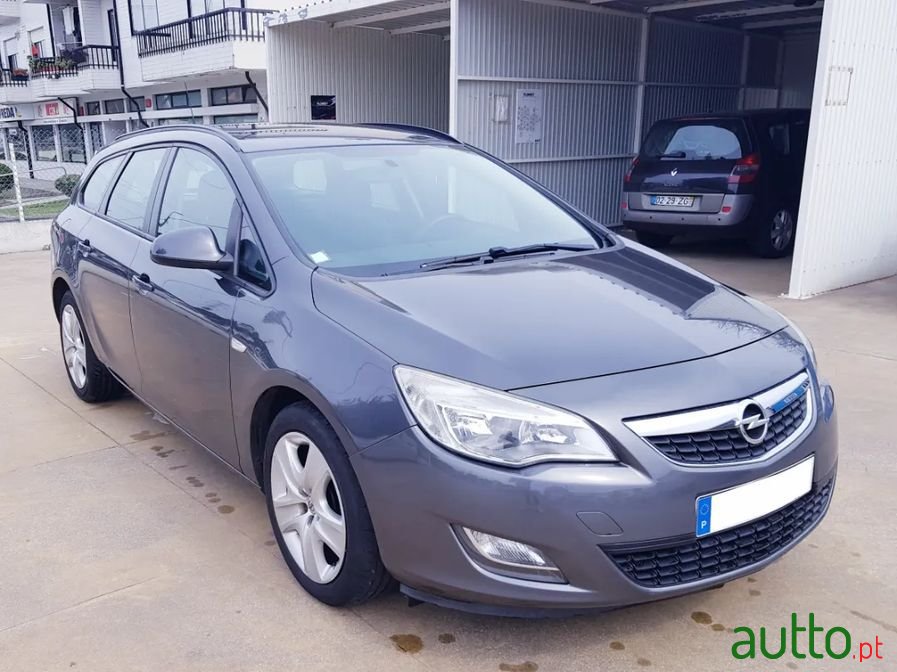 2012' Opel Astra Sports Tourer photo #2
