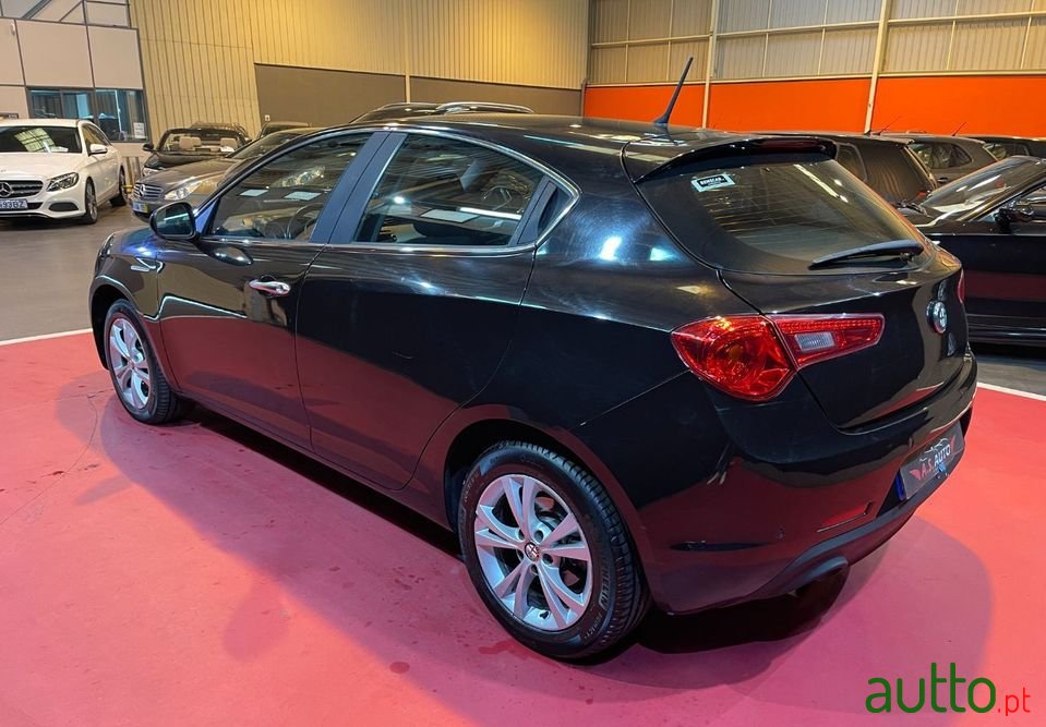 2012' Alfa Romeo Giulietta photo #4