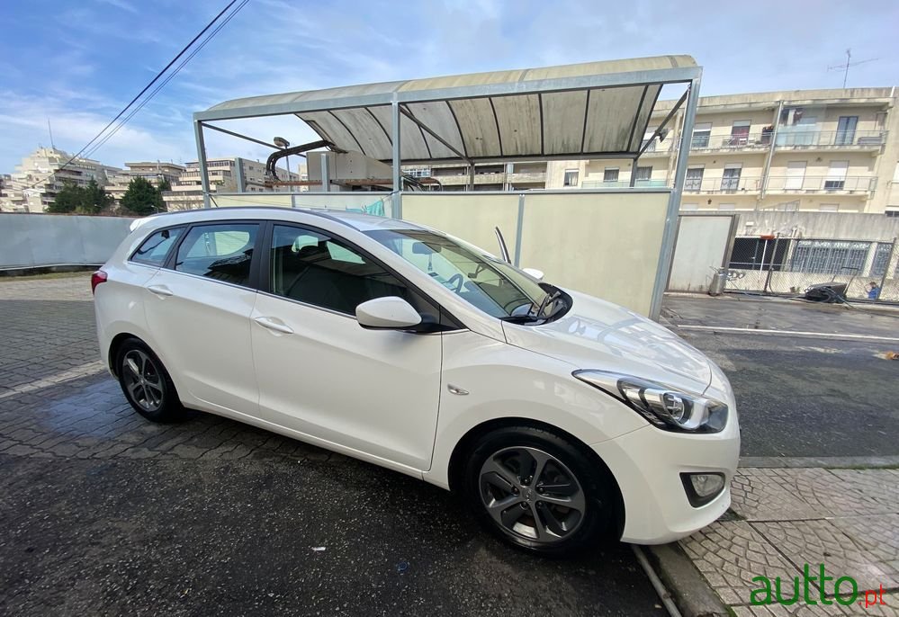 2017' Hyundai i30 Cw photo #2