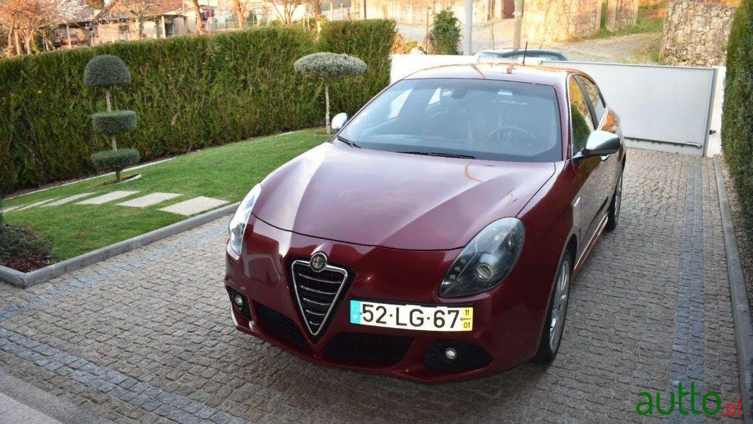 2011' Alfa Romeo Giulietta Distintive photo #2