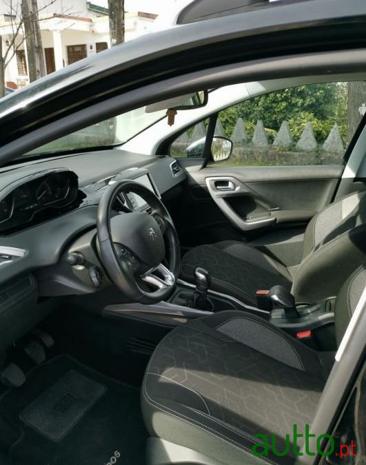 2017' Peugeot 2008 photo #1