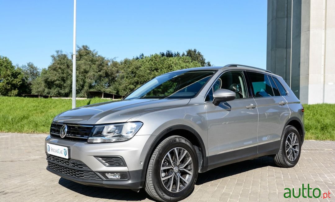 2019' Volkswagen Tiguan photo #1