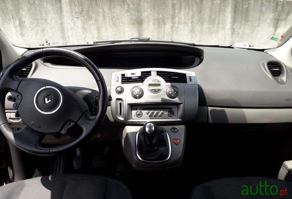 2008' Renault Scenic photo #2