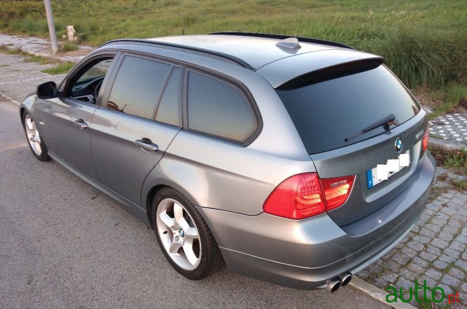 2011' BMW 318 photo #2