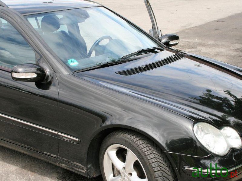 2004' Mercedes-Benz 220 photo #2