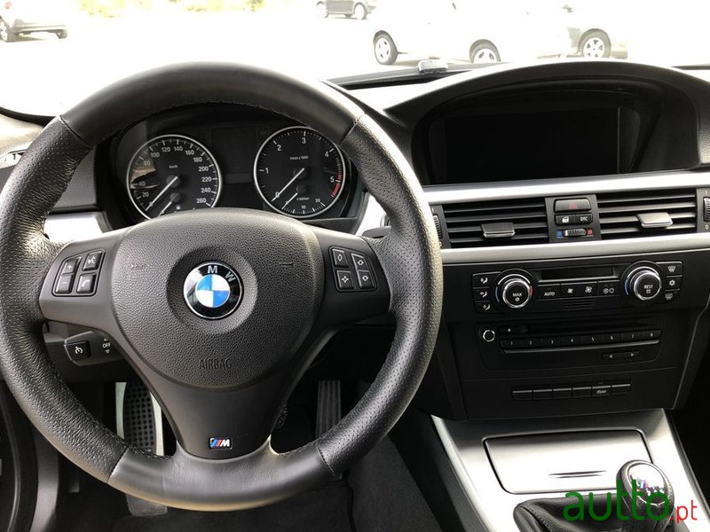 2009' BMW 320 photo #5