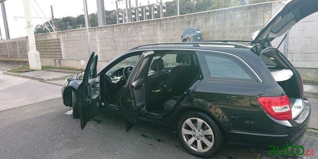 2011' Mercedes-Benz C-200 photo #2