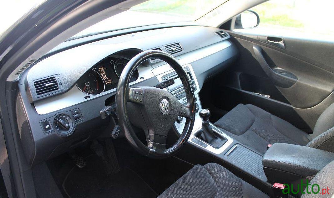 2009' Volkswagen Passat photo #2