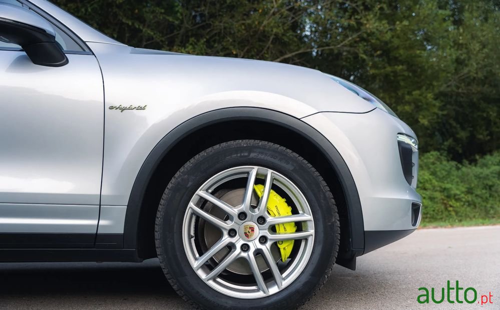 2015' Porsche Cayenne S E-Hybrid photo #2