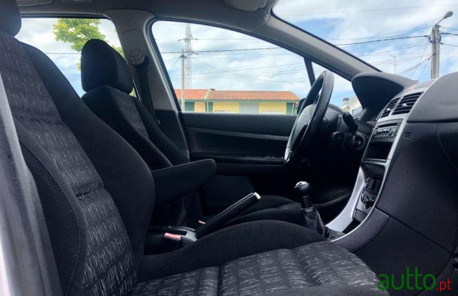 2005' Peugeot 307 Sw photo #2