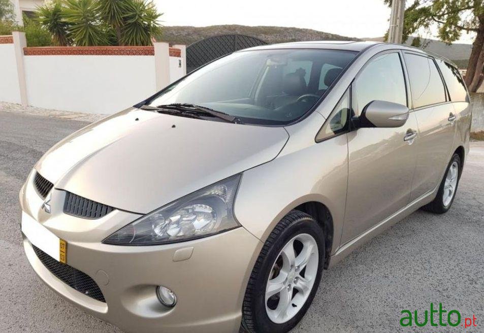 2007' Mitsubishi Grandis photo #1