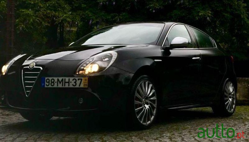 2011' Alfa Romeo Giulietta photo #2