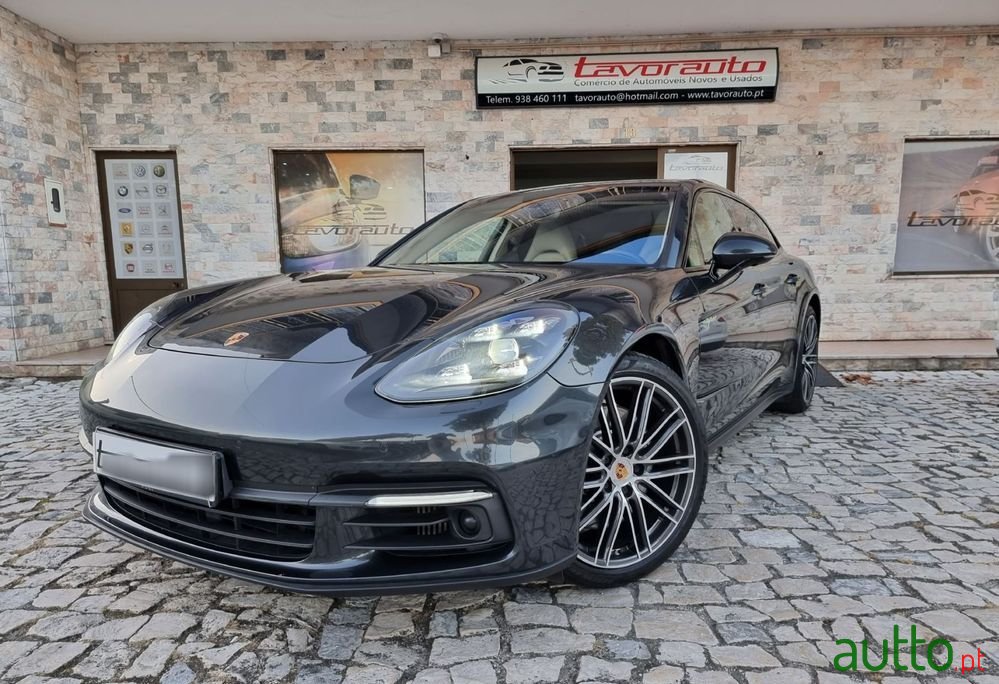 2018' Porsche Panamera Sport Turismo photo #1