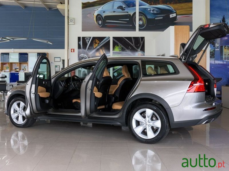 2020' Volvo V60 Cross Country photo #4