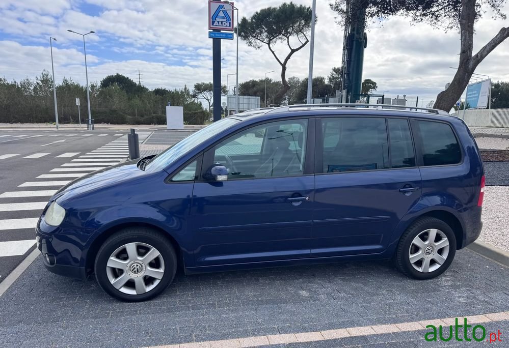 2004' Volkswagen Touran 2.0 Tdi Highline 7L photo #3